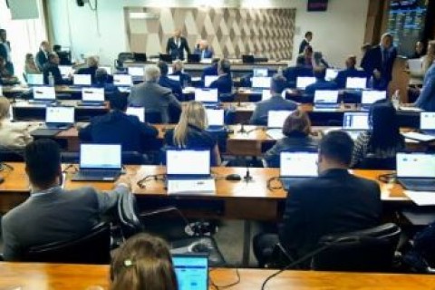 Comissão do Senado aprova fim da reeleição para políticos