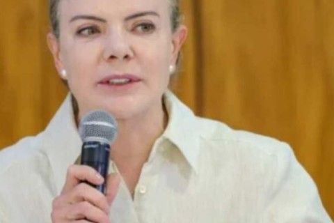 Lula é o nome da esquerda para 2026, diz Gleisi Hoffmann