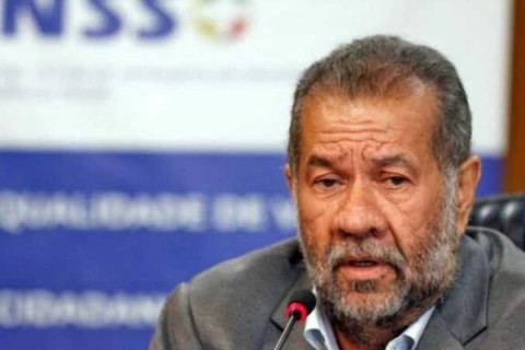 Folha defende demissão de Carlos Lupi e diz que ele foi omisso