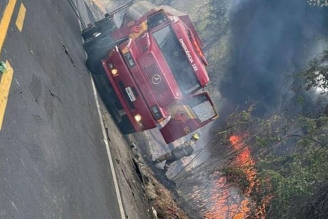Carro pega fogo após acidente e mulher perde a vida na BR-040