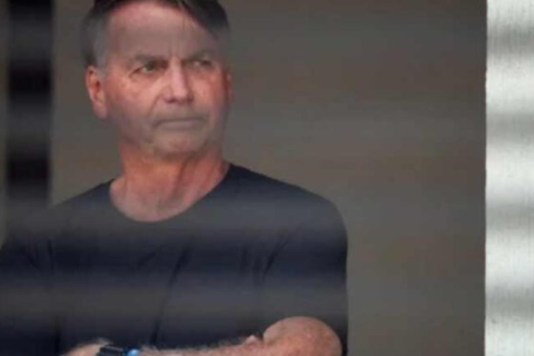 Bolsonaro aparece em frente à residência e diz estar acompanhando julgamento