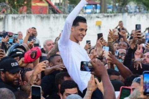 Oruam deixa cadeia no RJ e é recebido por seus fãs