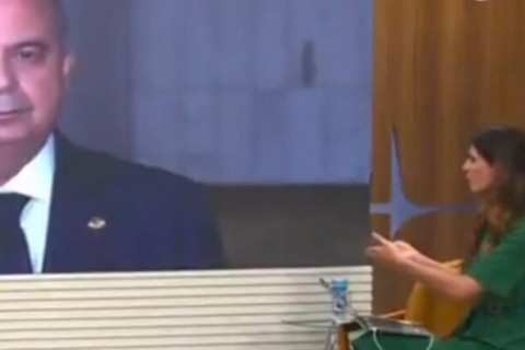 Ao vivo, Andreia Sadi tenta “lacrar” em cima de senador e toma lição