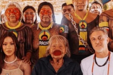 Luciano Huck pede para indígenas esconderem celulares durante gravação e gera revolta nas redes