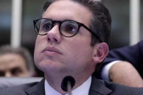 URGENTE: Hugo Motta muda de postura e decide pautar cassação de Carla Zambelli