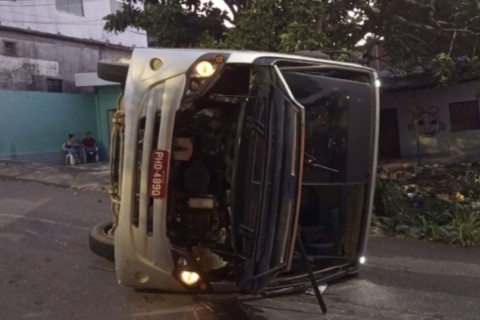 Microônibus perde freio, bate em poste e tomba em ladeira de Manaus