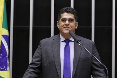 Deputado do MDB é alvo de investigação após aliados serem flagrados com milhões em saques suspeitos