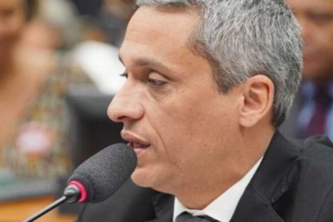 Gustavo Gayer aciona MPF contra Moraes por ato obsceno