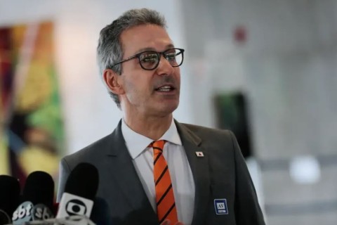 Romeu Zema vê com naturalidade candidatura de Flávio Bolsonaro