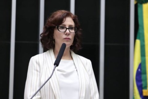 Carla Zambelli continua presa: defesa aponta falhas no processo, mas Corte rejeita