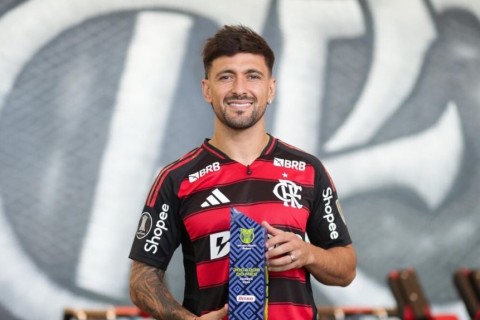 Camisa 10 do Flamengo dispara como craque do campeonato e ameaça liderança de Kaio Jorge
