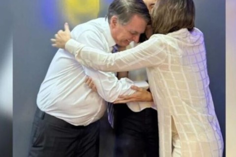 Em meio à prisão domiciliar de Bolsonaro, Michelle lamenta aniversário da filha Laura: “Tiraram a alegria do seu rosto”
