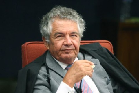 Barroso quebra protocolo em julgamento de Bolsonaro e é chamado de ‘extravagante’