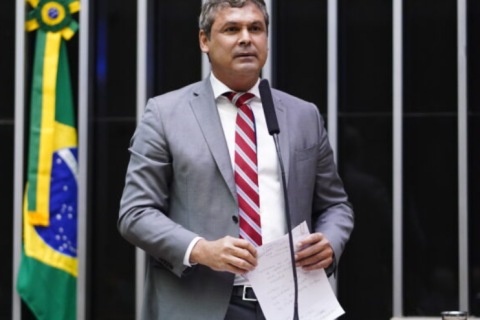 Lindbergh Farias comemora decisão de Moraes que coloca policiais dentro da residência de Jair Bolsonaro