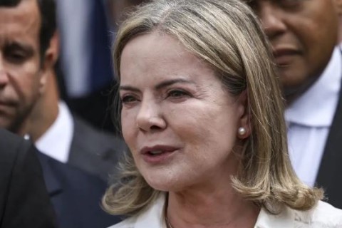 Gleisi ataca Tarcísio por defender Bolsonaro e revela desespero do PT