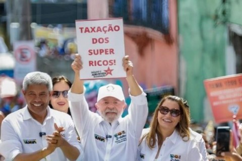 Na Bahia, Lula levanta cartaz e pede ‘taxação dos super ricos’