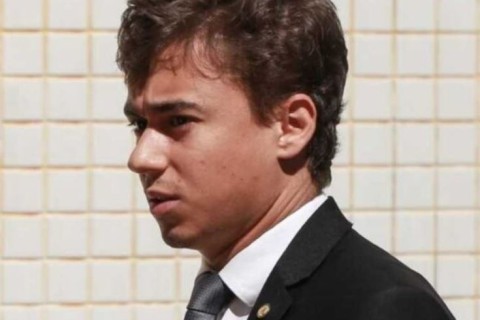 Nikolas Ferreira é atingido no rosto durante confusão causada por imprensa ao acompanhar Bolsonaro na Câmara