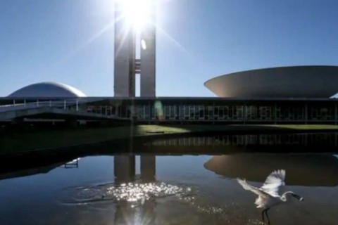 Moraes manda fechar Praça dos Três Poderes e ameaça prender deputados conservadores que protestavam pacificamente