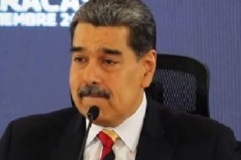 Maduro canta Imagine enquanto teme reação dos EUA de Donald Trump