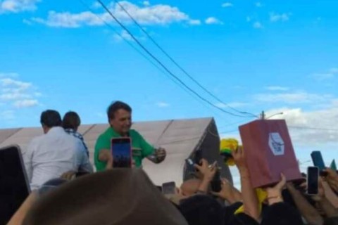 Se acontecer alguma covardia comigo, continuem lutando”, diz Bolsonaro em evento no agro