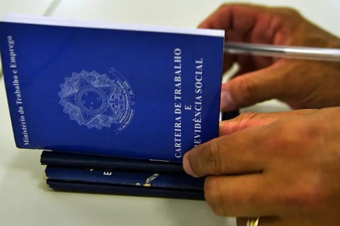 Geração de empregos despenca mais de 40% em um ano