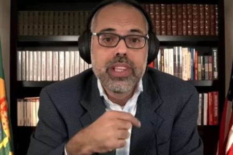 PF indicia o jornalista Allan dos Santos por quatro crimes