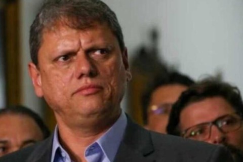 Tarcísio reafirma lealdade a Bolsonaro após indiciamento da PF: “Vou estar sempre do lado”