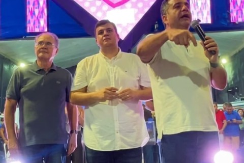 Governador de Alagoas sorteia Pix em evento com Calheiros