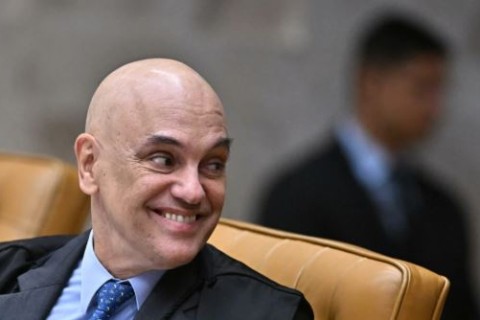 Ministros riem e fazem piadas enquanto condenam Bolsonaro e aliados a décadas de prisão