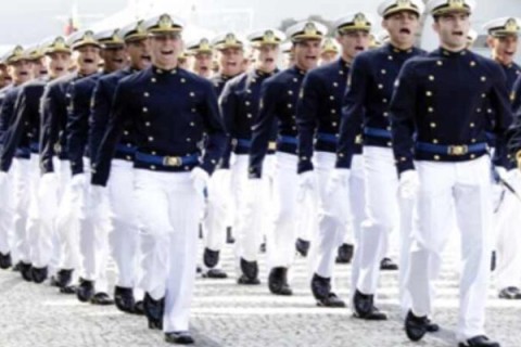 Marinha é condenada por obrigar sargento trans a usar uniforme feminino e ocultar bigode