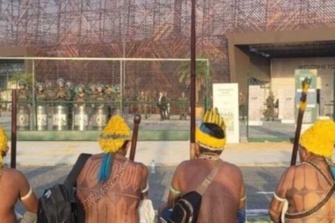 Indígenas protestam na frente da COP30 e exigem reunião com autoridades