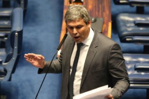Deputado do PT depõe na Polícia Federal contra Eduardo Bolsonaro