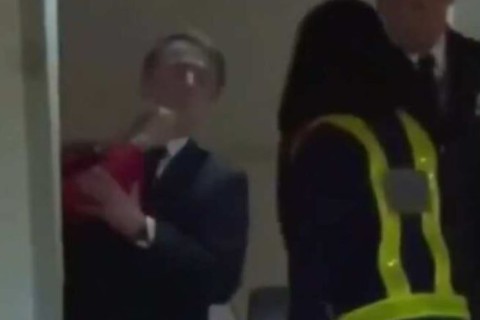 Macron é empurrado no rosto pela esposa: “Briguinha de casal”