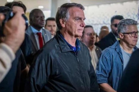 Moraes ameaça prender Bolsonaro em 24h após exibição de tornozeleira e postagens na internet