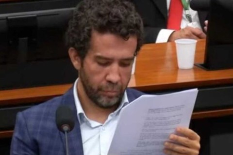 Janones perde o controle, ataca Nikolas Ferreira e agora pode ser suspenso por 6 meses