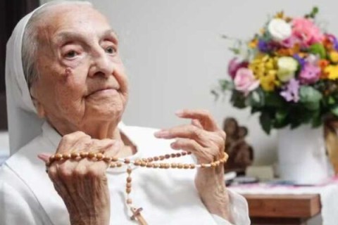 Brasileira considerada a pessoa mais velha do mundo morre aos 116 anos