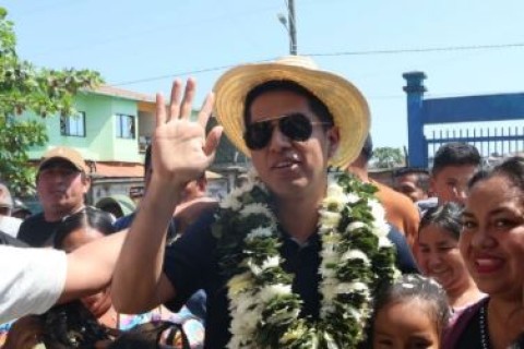 ELEIÇÕES NA BOLÍVIA: candidato esquerdista aliado de Evo Morales foge sob pedras e vaias