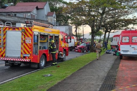 Colisão entre ônibus e carro deixa dois mortos em Florianópolis