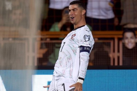 Aos 40 anos, Cristiano Ronaldo recebe prêmio de “melhor de sempre” e mira o milésimo gol