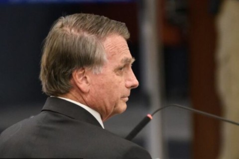 Bolsonaro diz que defesa não teve acesso completo aos autos e afirma desconhecer pressões militares relatadas por Mauro Cid