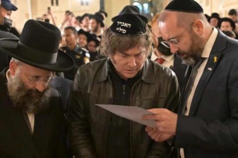 Javier Milei chega a Israel e visita o Muro das Lamentações