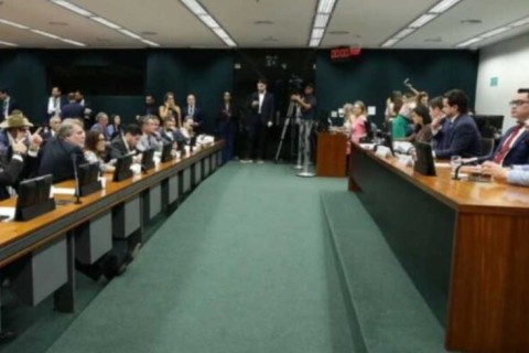 Comissão da Câmara aprova PEC para o fim da escala 6×1