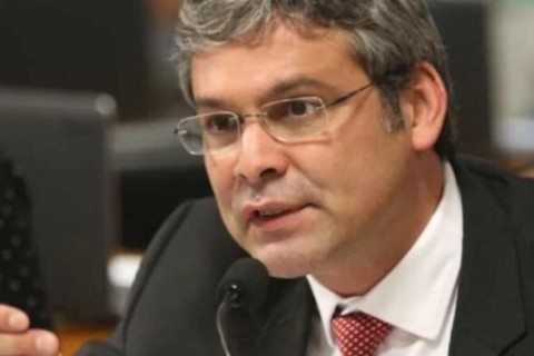 Lindbergh corre ao STF contra Cláudio Castro por acionar governo Trump sobre facções criminosas