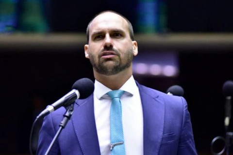PF exige retorno imediato de Eduardo Bolsonaro ao cargo e ameaça sanções administrativas